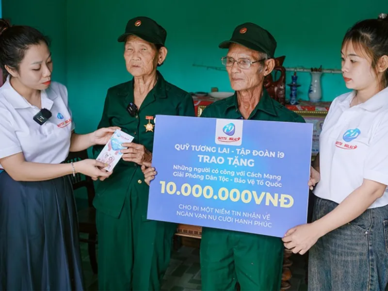 Người chơi ăn mừng chiến thắng với tiền thưởng, biểu tượng 999ok win