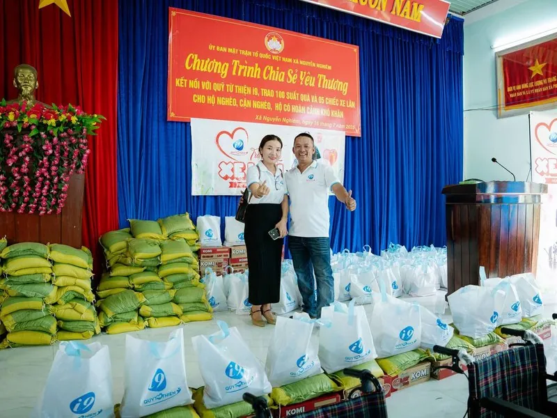 Hình ảnh một nhóm người đang tham gia buổi trị liệu nhóm, biểu tượng sự hỗ trợ và phục hồi.