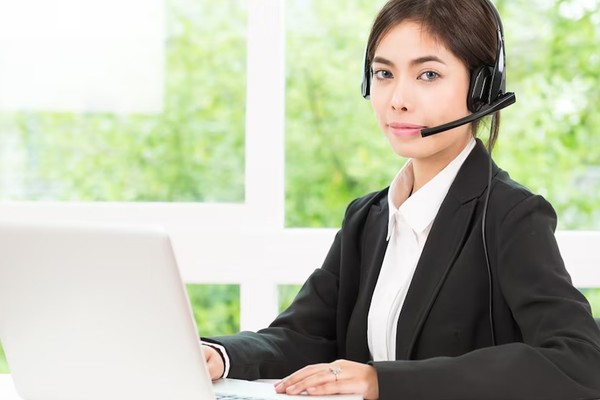 Hình ảnh nhân viên hỗ trợ khách hàng chuyên nghiệp